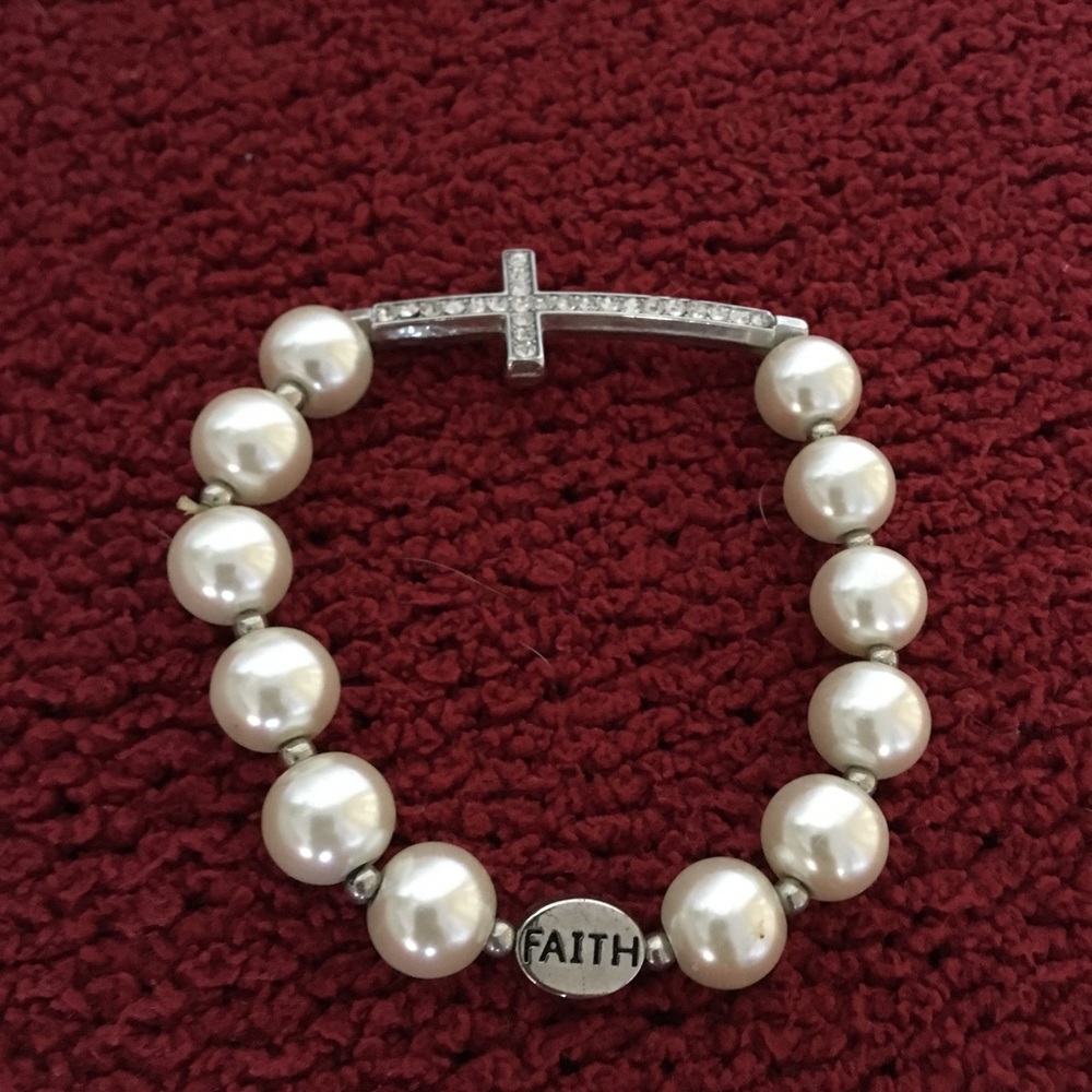 FAITH CROSS PEARL BRACELET 🌊